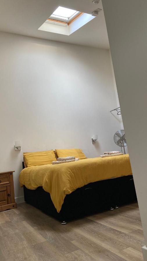 Deepcut Lodge Bed & Breakfast Self Service Camberley Eksteriør billede