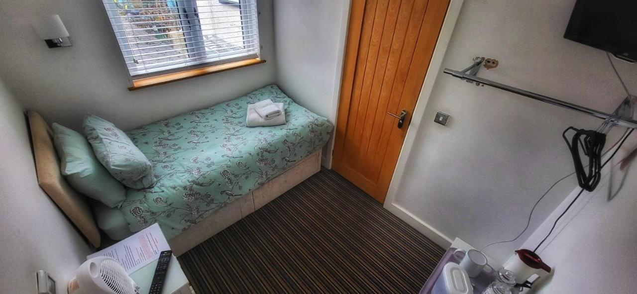 Deepcut Lodge Bed & Breakfast Self Service Camberley Eksteriør billede