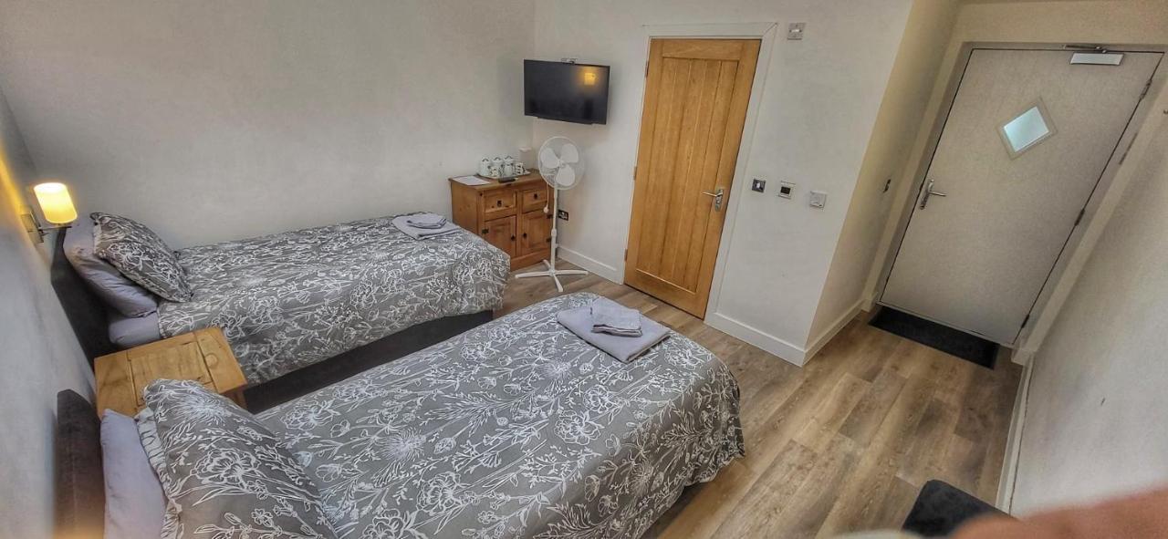 Deepcut Lodge Bed & Breakfast Self Service Camberley Eksteriør billede