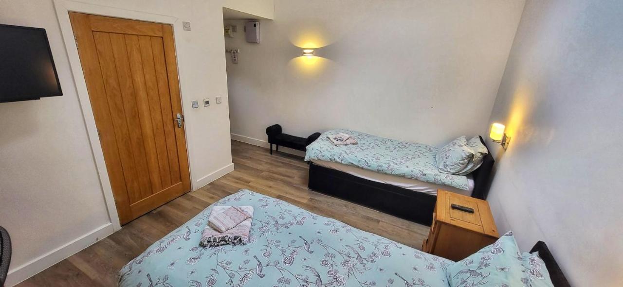 Deepcut Lodge Bed & Breakfast Self Service Camberley Eksteriør billede