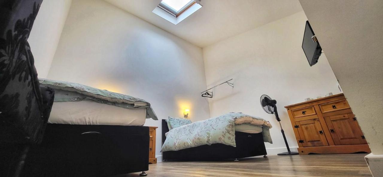 Deepcut Lodge Bed & Breakfast Self Service Camberley Eksteriør billede