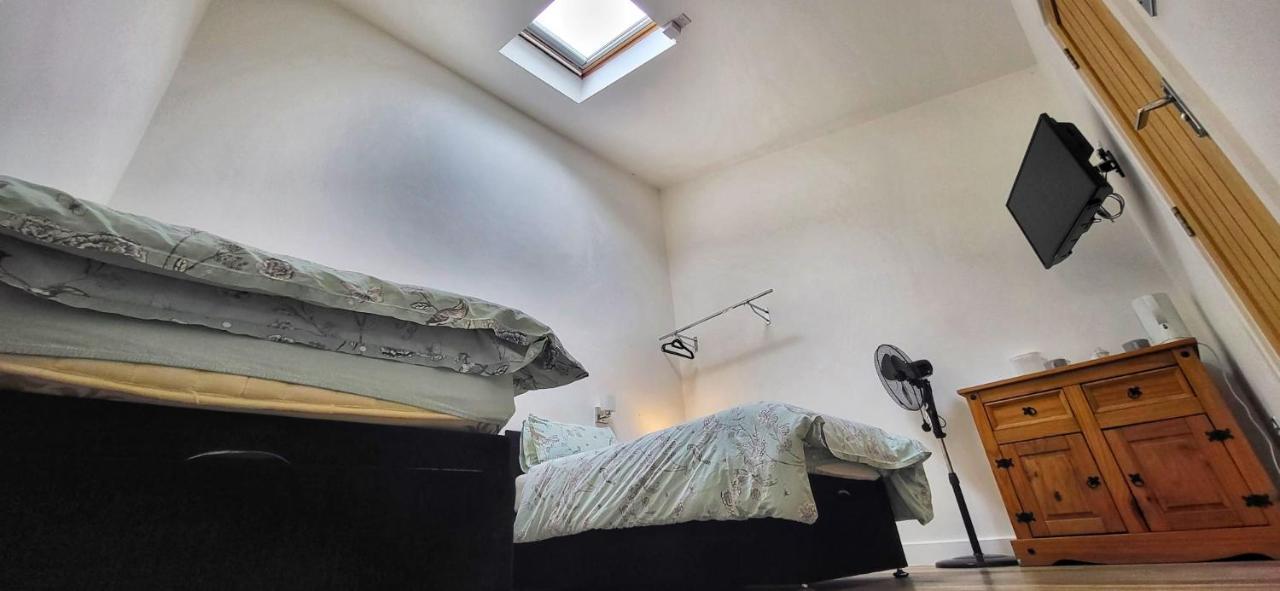 Deepcut Lodge Bed & Breakfast Self Service Camberley Eksteriør billede