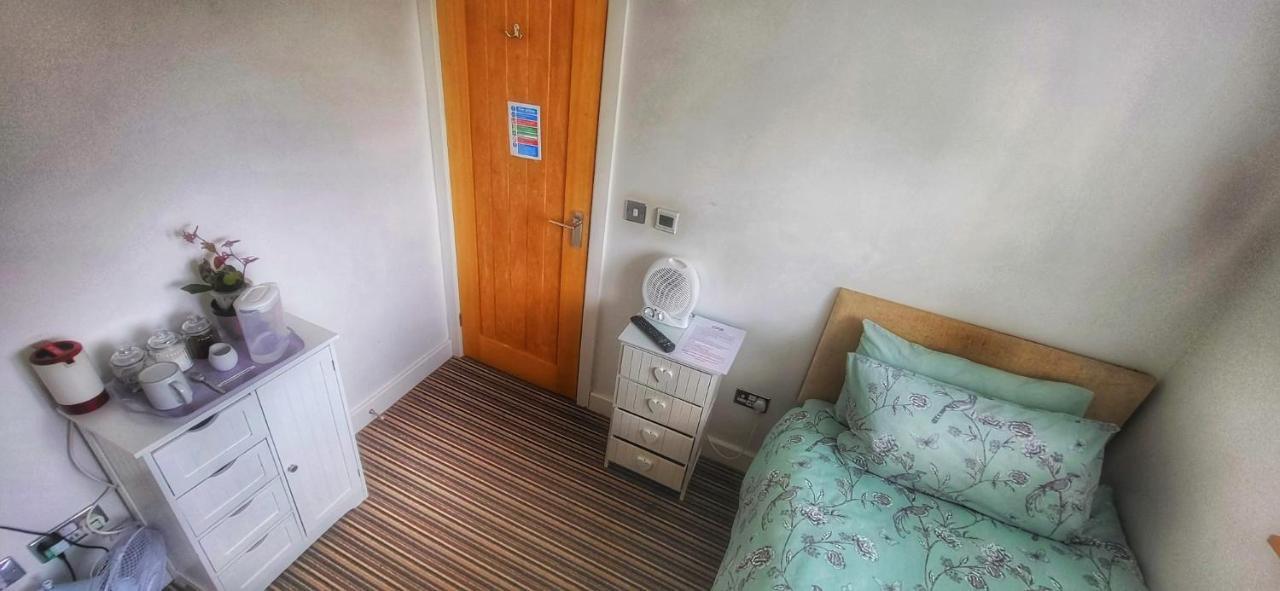 Deepcut Lodge Bed & Breakfast Self Service Camberley Eksteriør billede