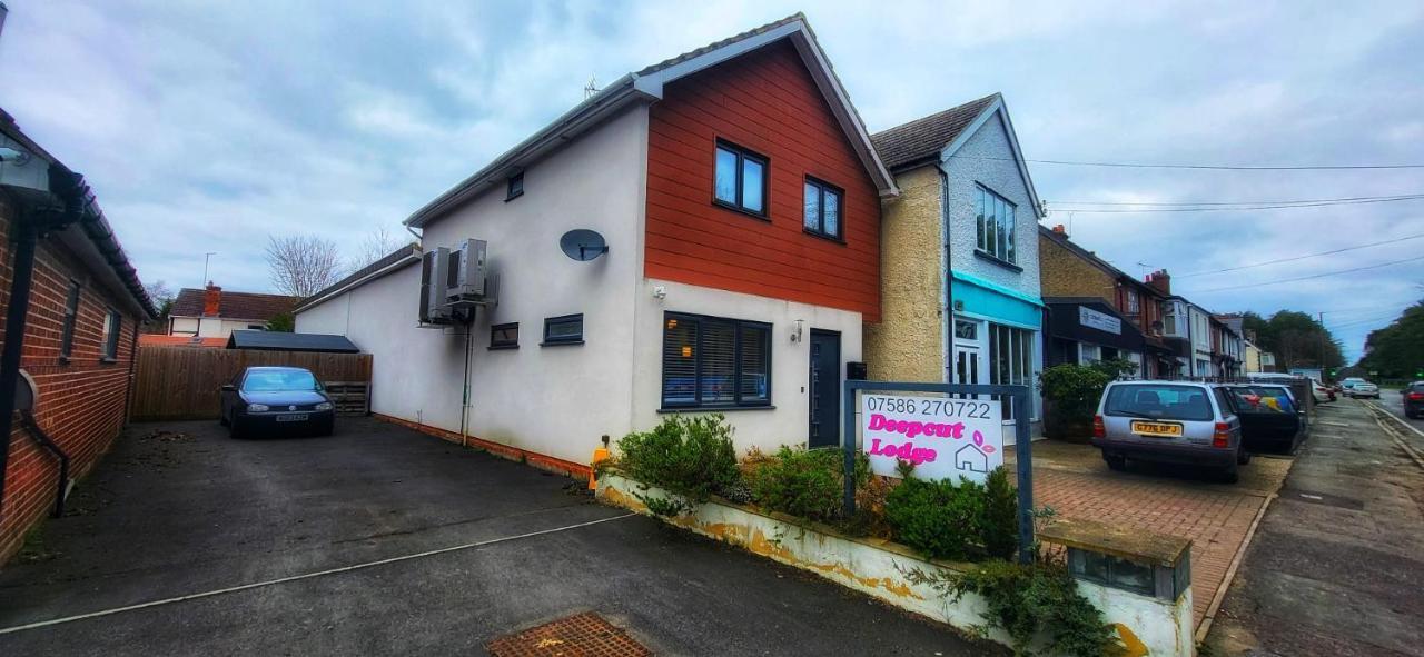 Deepcut Lodge Bed & Breakfast Self Service Camberley Eksteriør billede