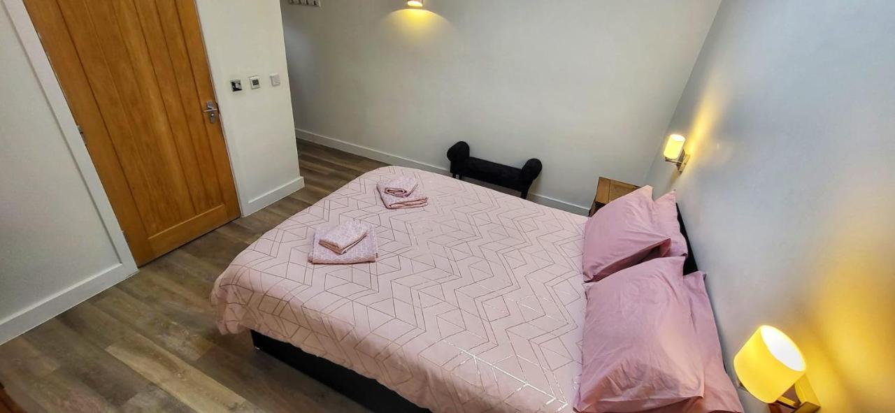 Deepcut Lodge Bed & Breakfast Self Service Camberley Eksteriør billede