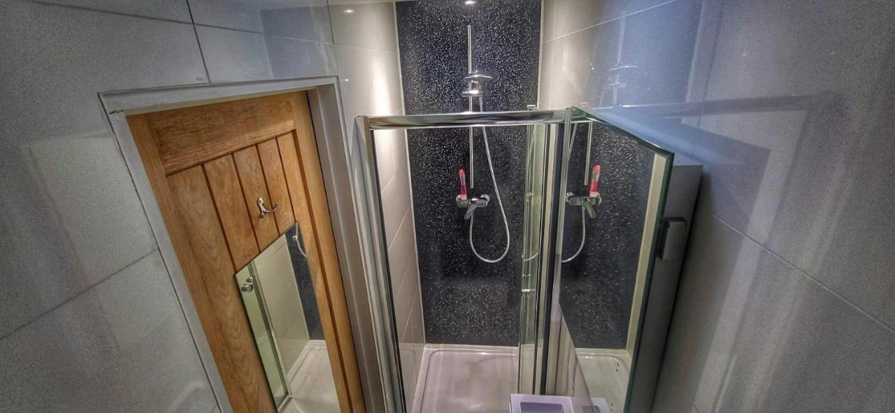 Deepcut Lodge Bed & Breakfast Self Service Camberley Eksteriør billede