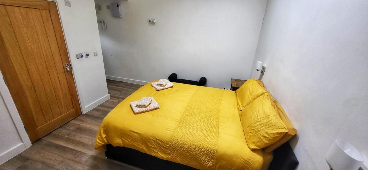 Deepcut Lodge Bed & Breakfast Self Service Camberley Eksteriør billede