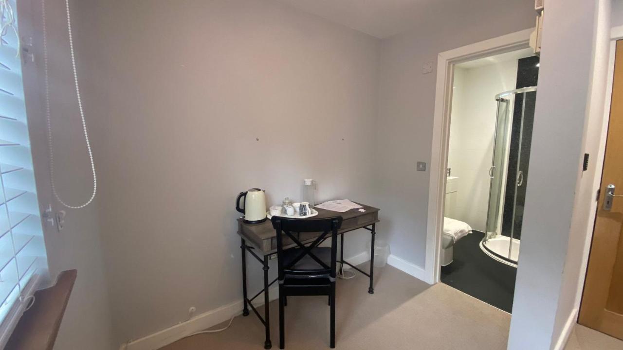 Deepcut Lodge Bed & Breakfast Self Service Camberley Eksteriør billede