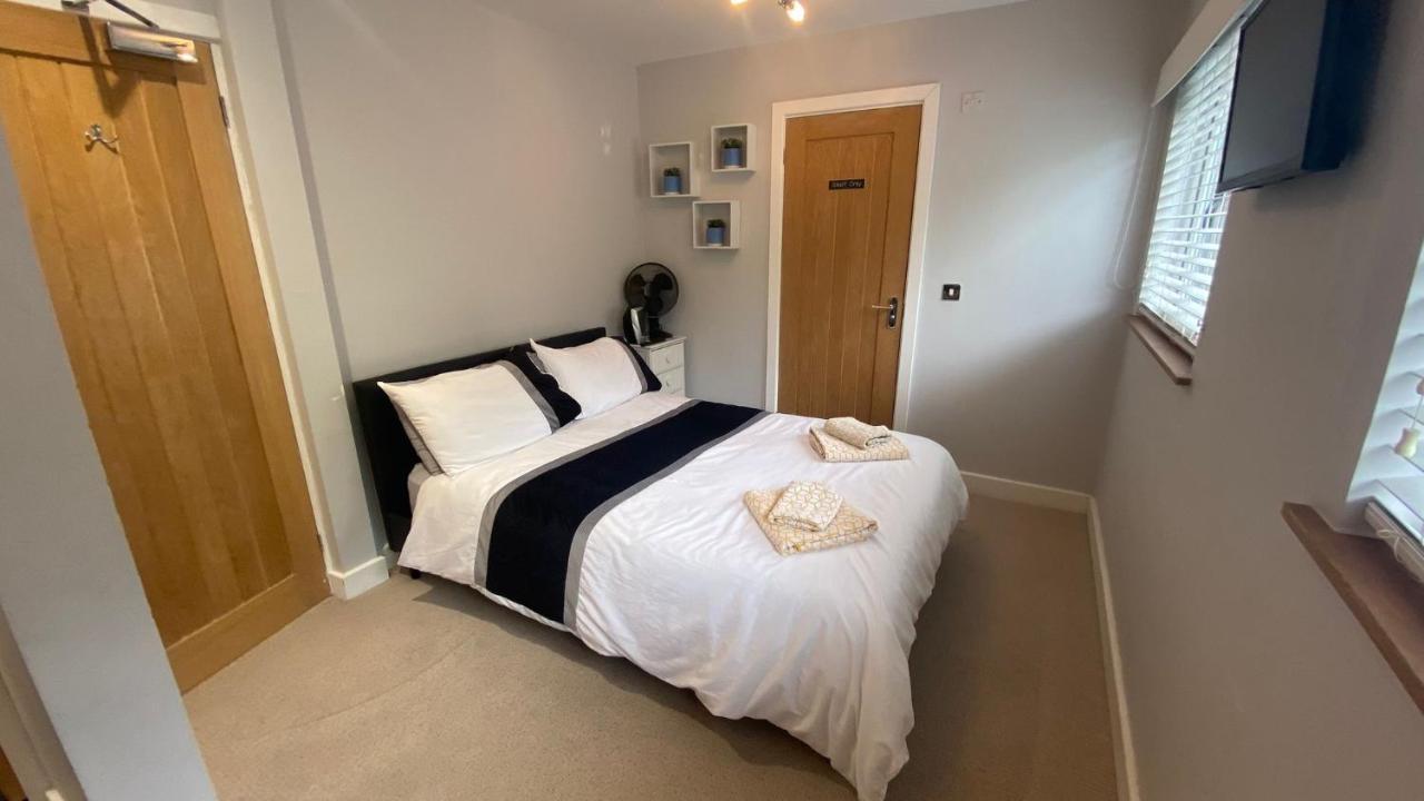 Deepcut Lodge Bed & Breakfast Self Service Camberley Eksteriør billede