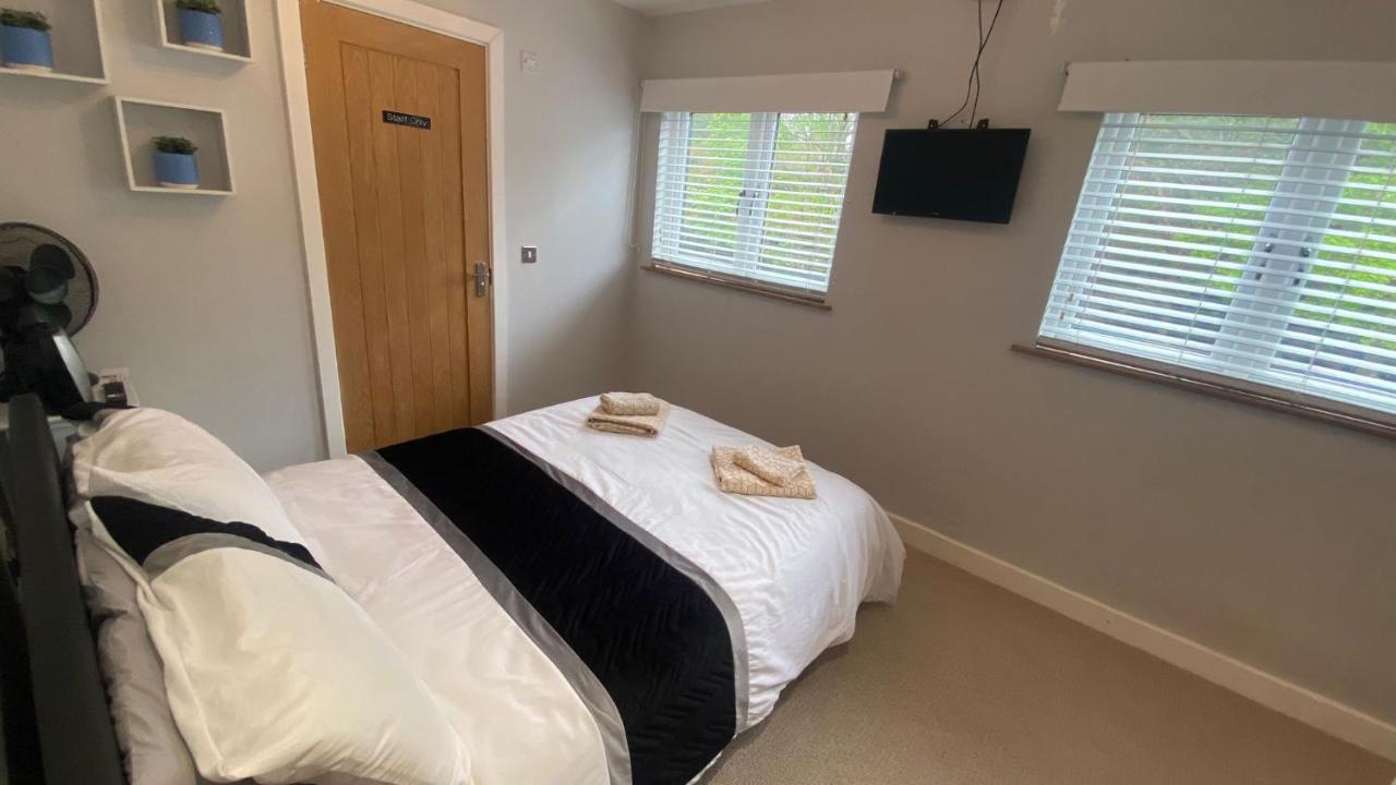 Deepcut Lodge Bed & Breakfast Self Service Camberley Eksteriør billede