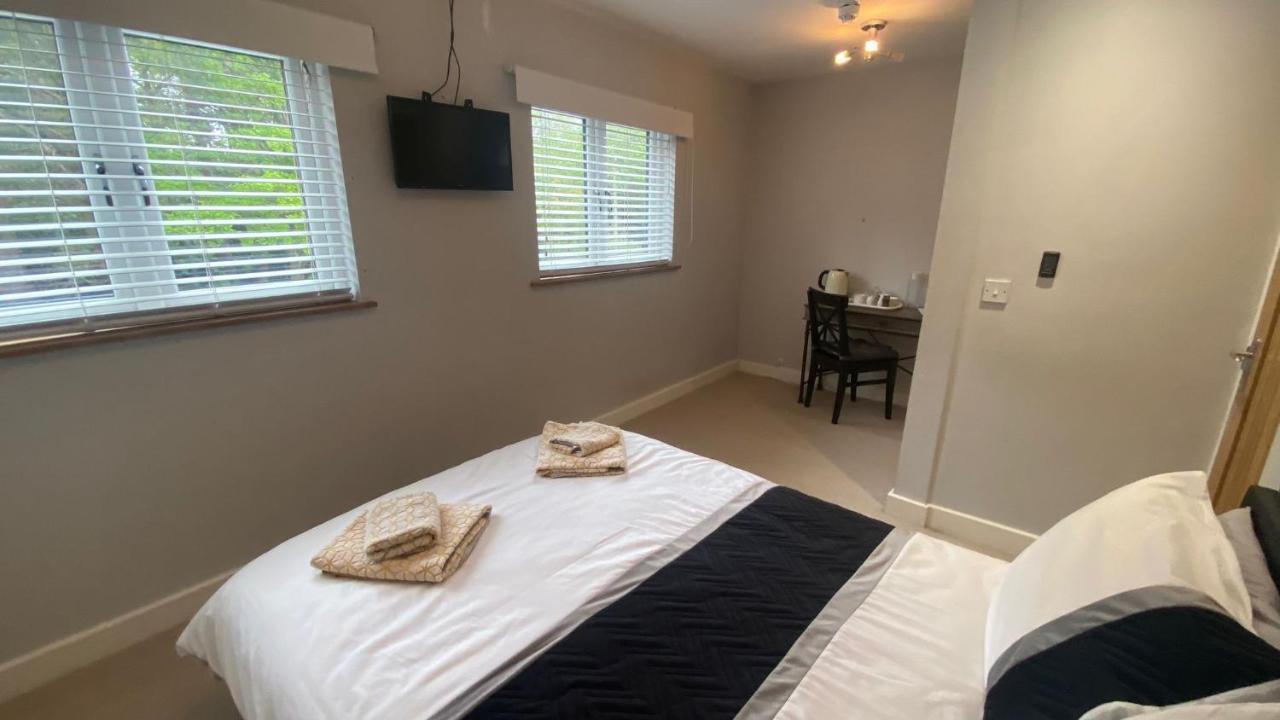 Deepcut Lodge Bed & Breakfast Self Service Camberley Eksteriør billede