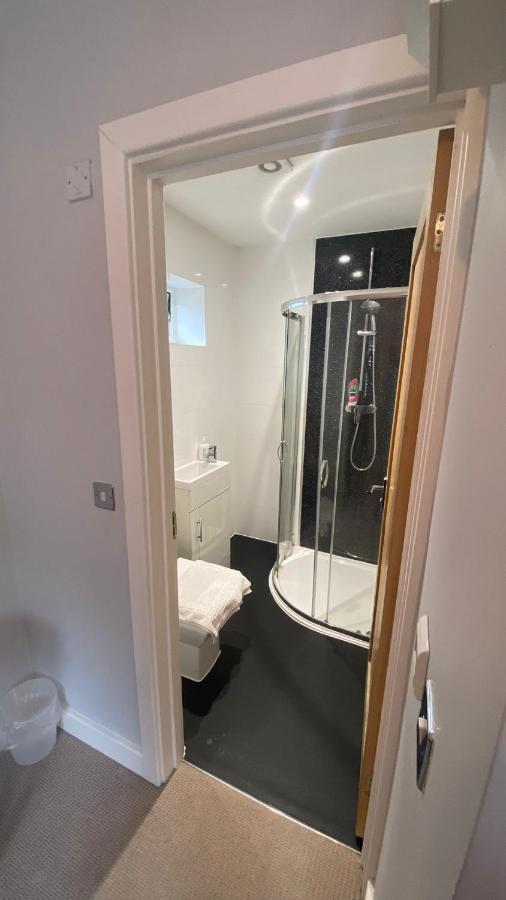 Deepcut Lodge Bed & Breakfast Self Service Camberley Eksteriør billede